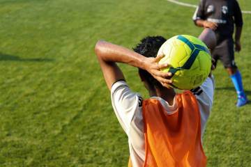 一天赚63万，吃的却是个孩子，花费465万买手表送队友和工作人员｜环球娱乐首页（配图示意）